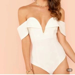 Cute V cut off the shoulder bodysuit !